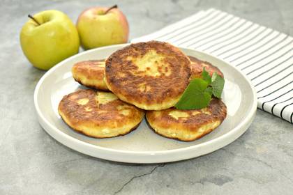 Сырники с яблоками и корицей на сковороде