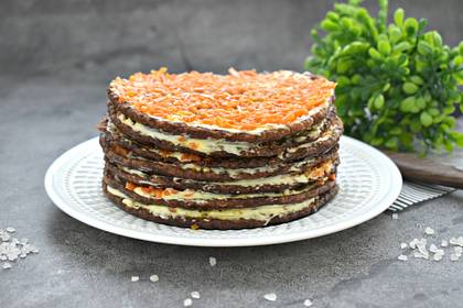 Торт из куриной печени с морковью по-корейски