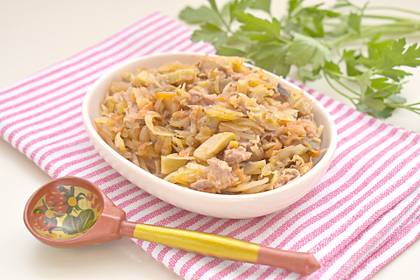 Тушёная капуста с грибами и тушёнкой