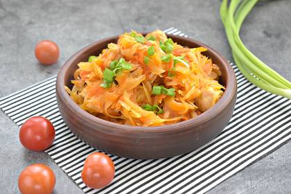 Тушёная капуста с индейкой и томатным соусом