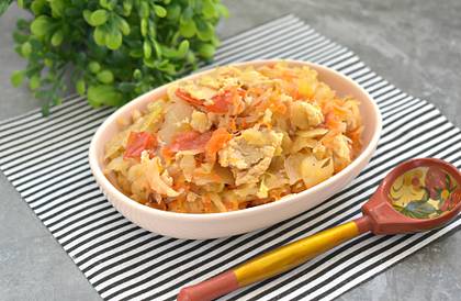 Тушёная капуста с куриным фаршем и овощами