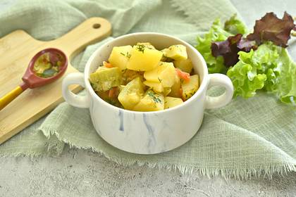 Тушёная картошка с кабачками и томатной пастой