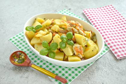 Тушёная картошка с курицей и солёными огурцами