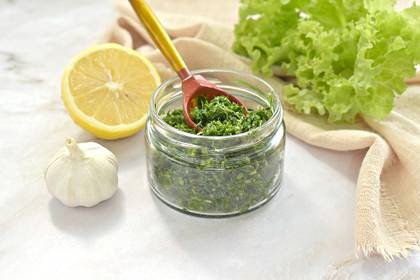 Укроп с чесноком и лимоном в оливковом масле на зиму