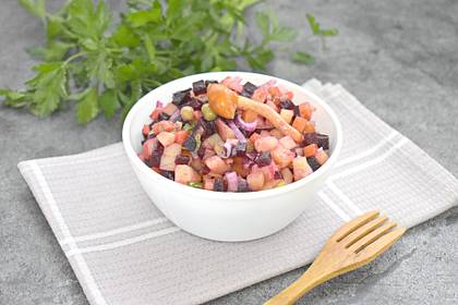 Винегрет с маринованными опятами и зелёным луком