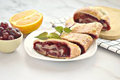 Вишнёвый штрудель из слоёного теста