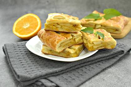 Яблочно-апельсиновый пирог из слоёного теста в духовке