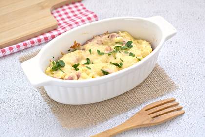 Яичница с колбасой и сыром в духовке
