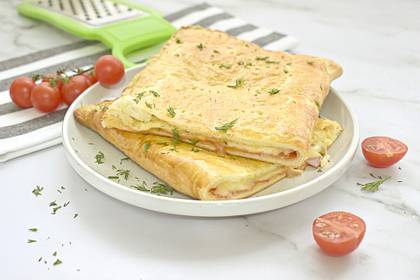 Закрытая пицца с моцареллой и грудинкой