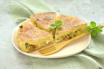 Заливной пирог с капустой и яйцами