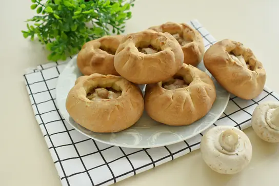 Беляши из слоёного теста с курицей и грибами