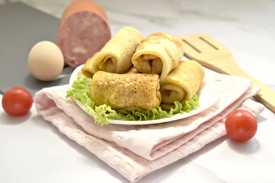 Блины, фаршированные ветчиной, яйцами и зелёным луком