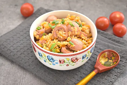 Булгур с сосисками, овощами и горошком