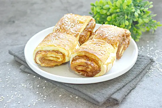 Булочки со сгущёнкой из слоёного теста в аэрогриле