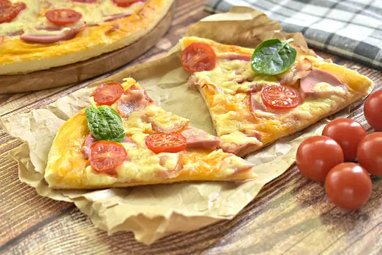 Пиццетта на слоеном тесте с руколой, творожным сыром и лососем