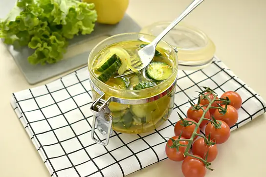 Быстрые маринованные огурцы с луком