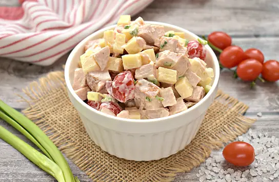 Салат с копчёной курицей, сыром, помидорами и огурцами: рецепт - Лайфхакер