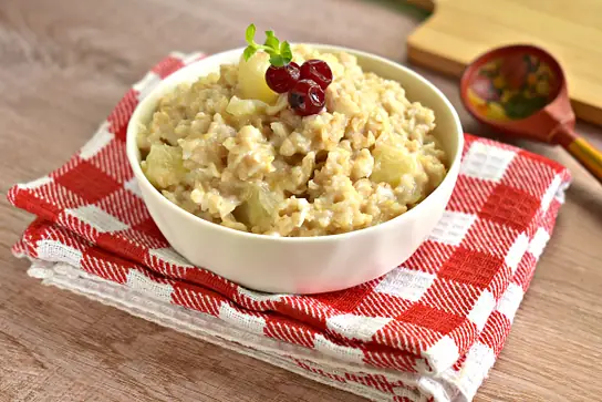 Овсяная каша на молоке с ананасом