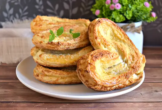 Плюшки с кокосовой стружкой из слоёного теста в духовке