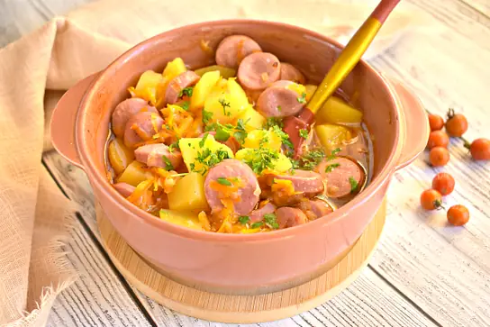 Картошка, тушёная с сосисками в духовке