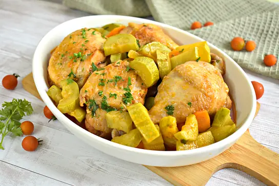 Куриные окорочка тушёные с кабачками в томатном соусе