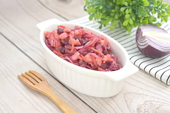Салат со свёклой и маринованным луком