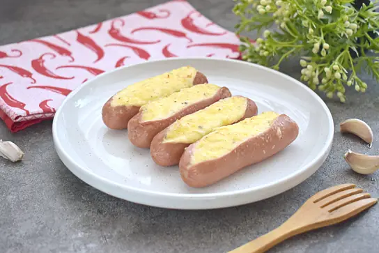 Сосиски, фаршированные сыром и чесноком, в аэрогриле