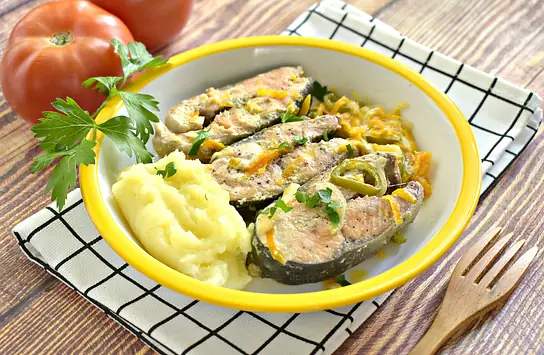 Горбуша тушеная с морковью и луком - рецепт на сковороде с пошаговыми фото