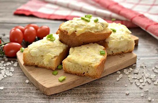 Горячие бутерброды с творогом и сыром