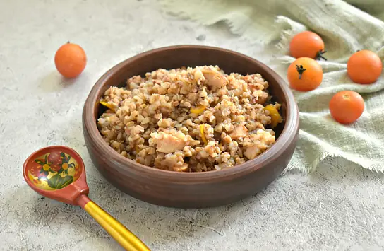 Гречка с копчёной курицей и томатной пастой