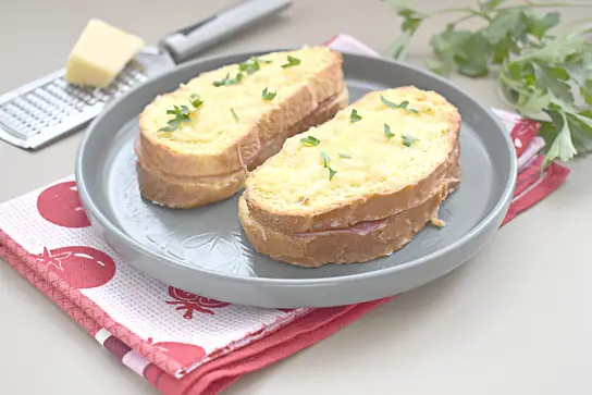 Гренки с колбасой и сыром в аэрогриле