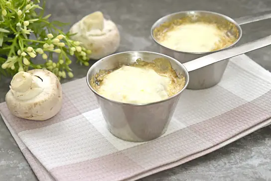 Грибной жульен с моцареллой в духовке