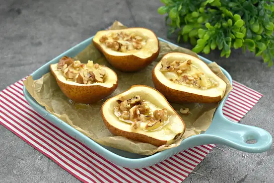 Груши, запечённые с сыром бри в духовке