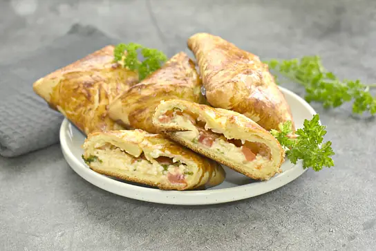Хачапури из слоёного теста с сыром и помидорами в духовке