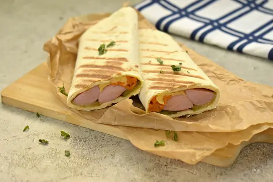 Хот-дог с сосиской и корейской морковкой в тортилье