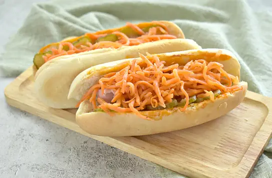 Хот-дог с сосиской и морковкой по-корейски