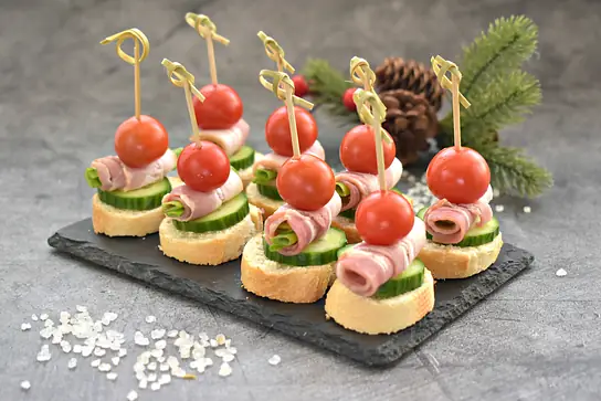 Канапе с беконом и свежим огурцом
