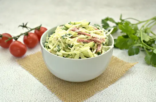 Капустный салат с копчёной колбасой и огурцом