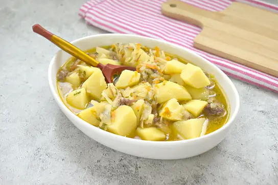 Картошка с капустой и тушёнкой