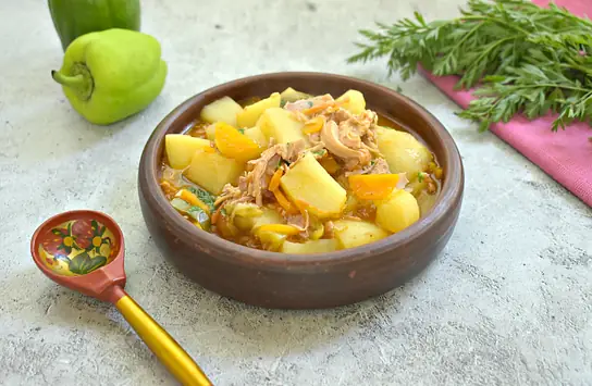 Картошка с тушёнкой и томатами