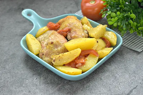 Картошка, запечённая с куриными бёдрами и помидорами