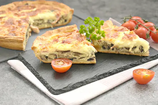 Киш с грибами и беконом из слоёного теста