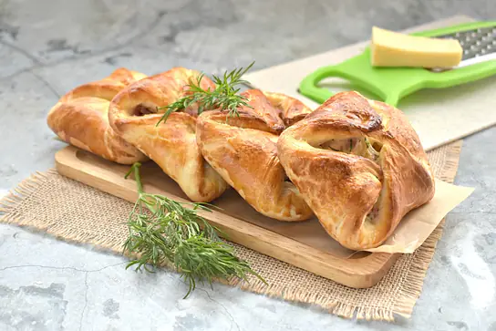 Конвертики из слоёного теста с ветчиной и сыром