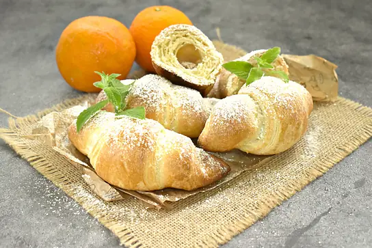 Круассаны из слоёного теста с желейными конфетами