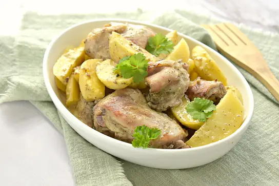 Курица с картошкой, запечённая в сметано-горчичном соусе в духовке