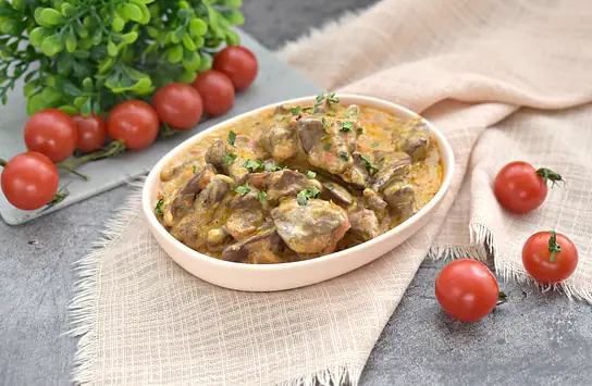 Куриная печень с луком и морковью в сметане