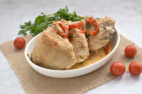 Куриные бёдра, тушёные в кисло-сладком соусе