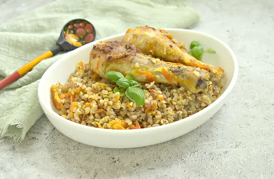 Куриные голени, запечённые в духовке с гречкой