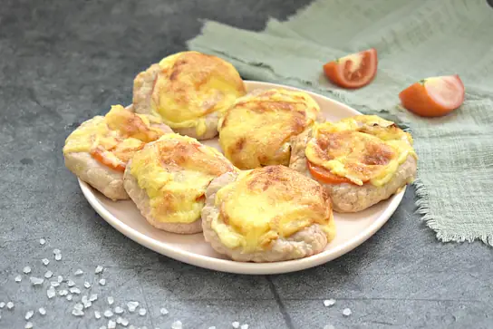 Куриные котлеты с помидорами и сыром в духовке