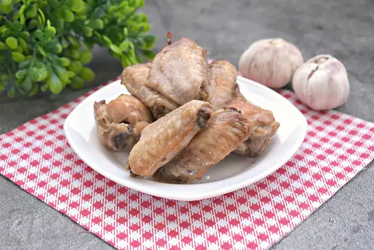 Куриные крылышки с имбирём и чесноком в духовке